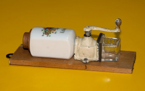 Puppenküchen Wandkaffeemühle * Früchtekorb * um 1900-1920