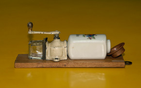 Puppenküchen Wandkaffeemühle * Früchtekorb * um 1900-1920