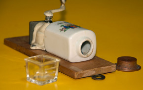 Puppenküchen Wandkaffeemühle * Früchtekorb * um 1900-1920