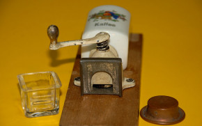 Puppenküchen Wandkaffeemühle * Früchtekorb * um 1900-1920