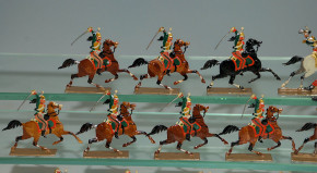 20 antique tin figures heavy cavalry in the battle in front of 1