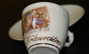 Kaffeegedeck Weihnachtsmann Motiv mit Spielzeug * um 1900