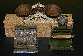 Kaufladen Blech Zubehör * Kasse, Waage & Abroller * um 1900