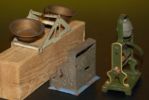 Kaufladen Blech Zubehör * Kasse, Waage & Abroller * um 1900