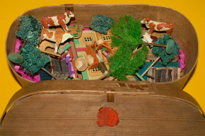 antique Erzgebirge farm into shaving box * at 1900