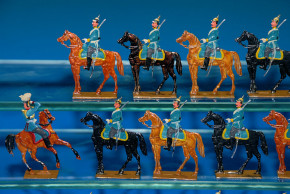 17 Zinnfiguren Kavallerie stehend Säbel präsentierend * vor 1900