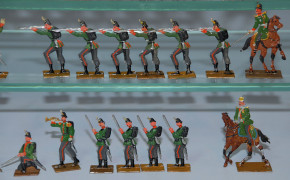 43 antique tin figures hunters infantry fighting * in front of 1