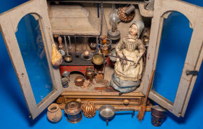 uralte Rauchfang Puppenküche im Spielschrank * H 52 cm * um 1850/1860
