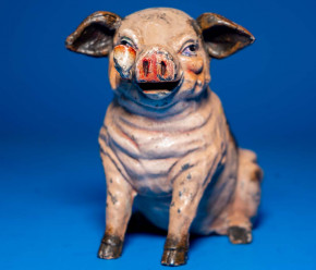 uralte Zinnguß Spardose * Schwein mit Pfeife * handbemalt um 1900