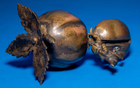 uralte Bronze Spardose * Zwerg auf Apfel sitzend * selten! vor 1900